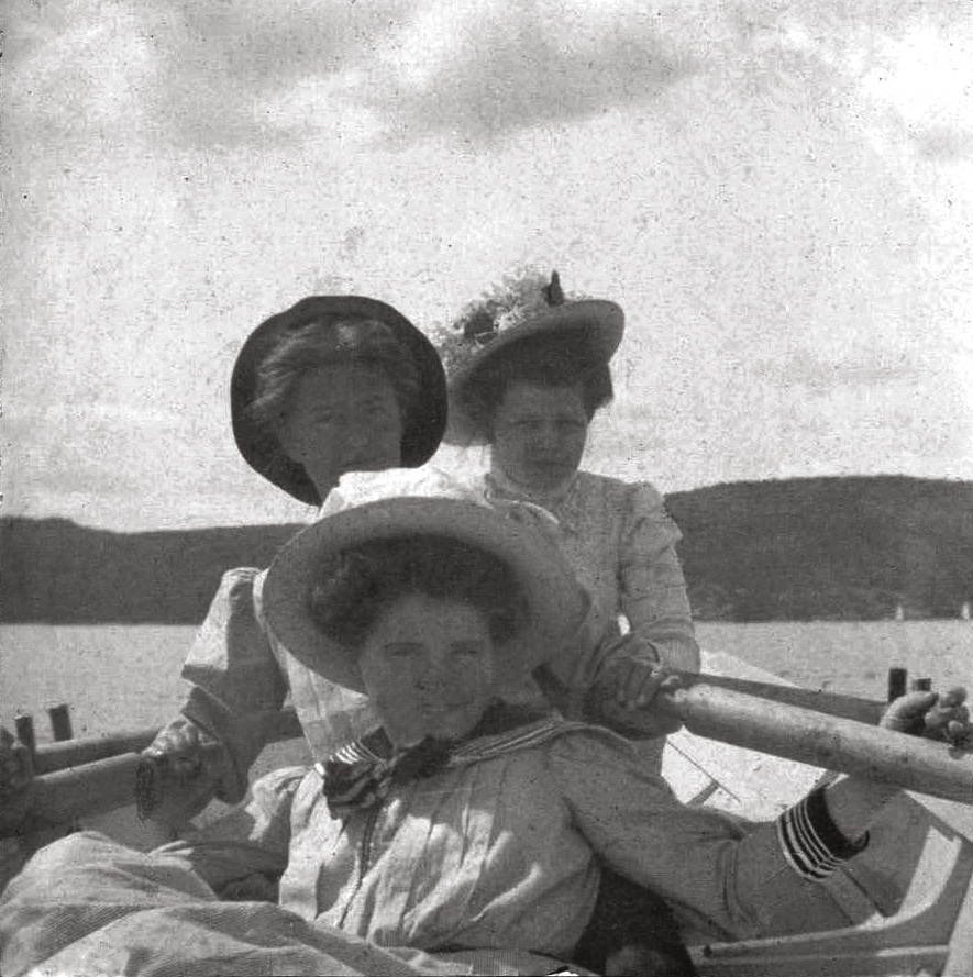 Gammelt sort-hvitt foto av kvinner i robåt på Muncheramme, Nedre Ramme.