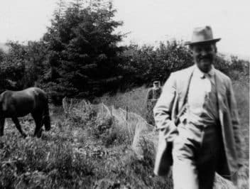 Originalt svart hvitt foto av Edvard Munch på Nedre Ramme.