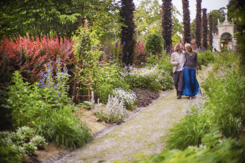 Havlystparken, med par som vandrer ned Blomsteralleen, fra nettsiden.