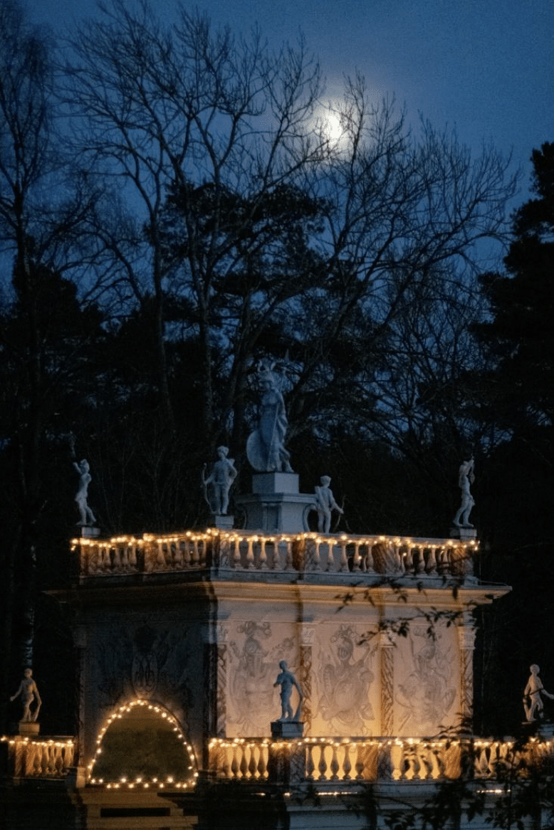 Æresportalen i fullmåne. Foto: Petter Olsen, 2020